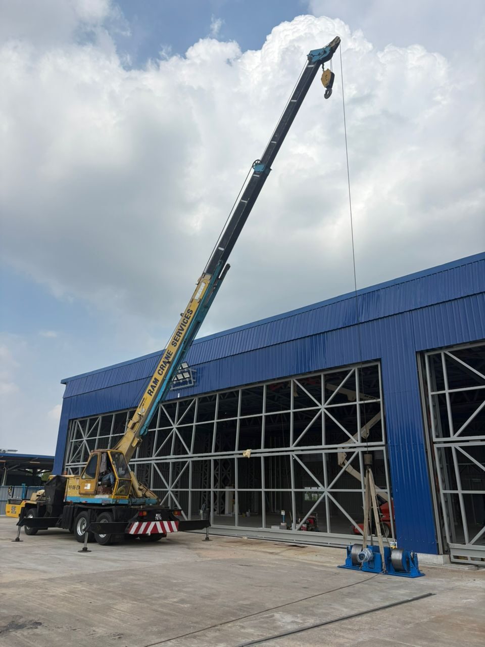 Kerja Pemasangan Pintu Hangar
