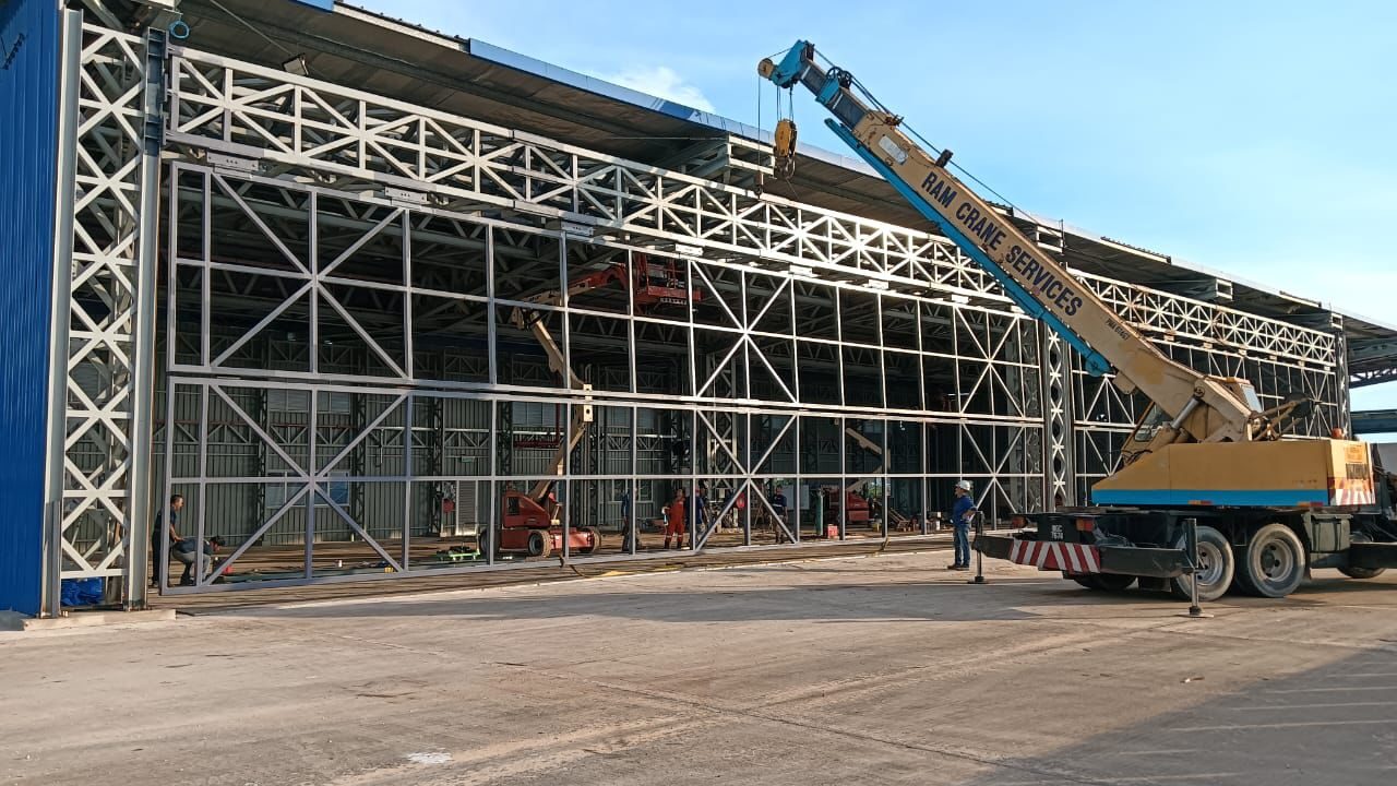 Pemasangan Struktur Keluli Pintu Hangar