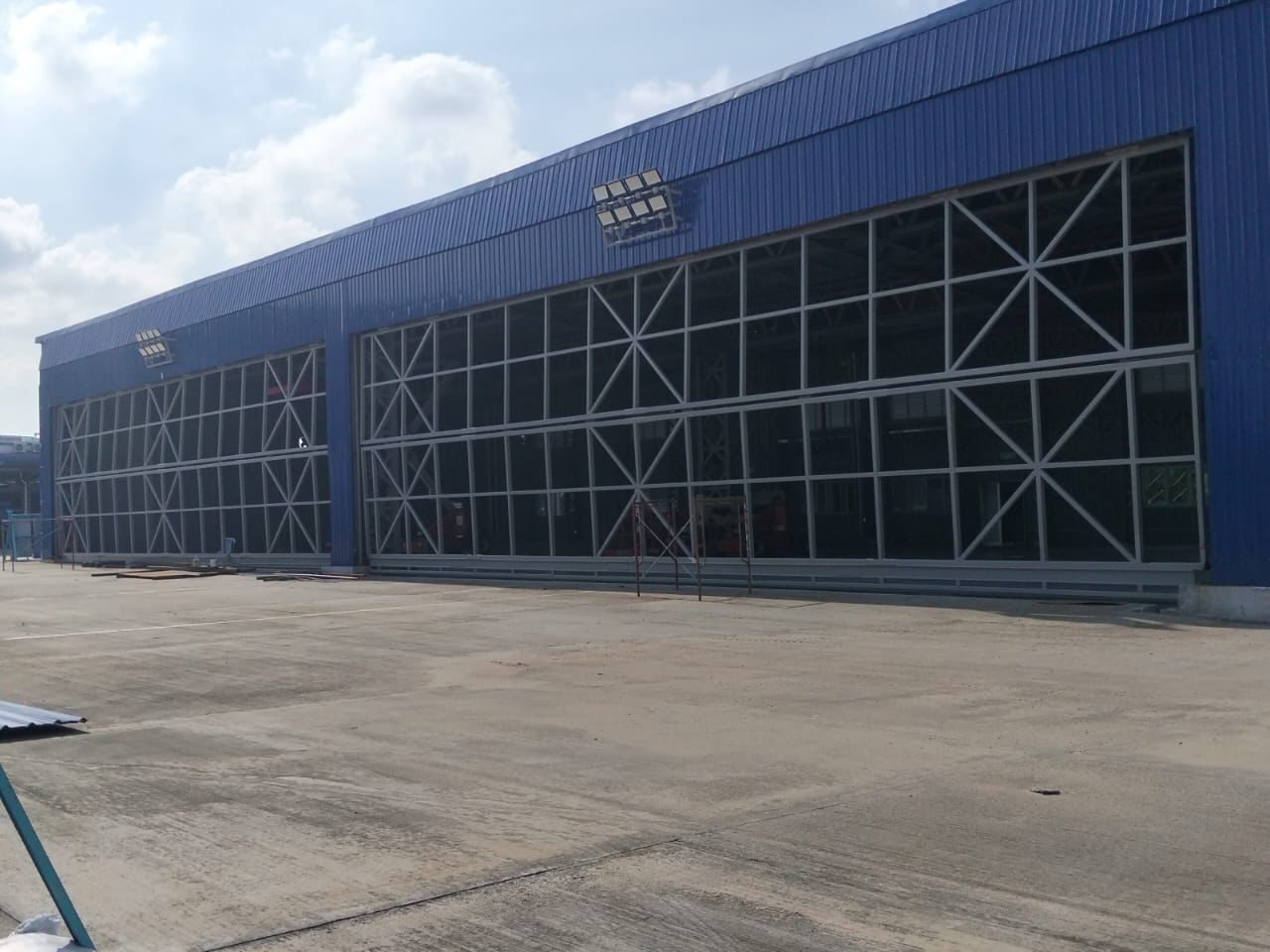 Hangar Siap — Pintu Gelangsar Kembar