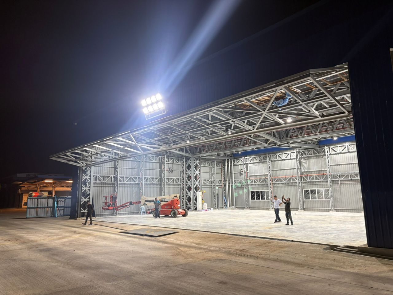 Kerja Lewat Malam — Pemasangan Hangar
