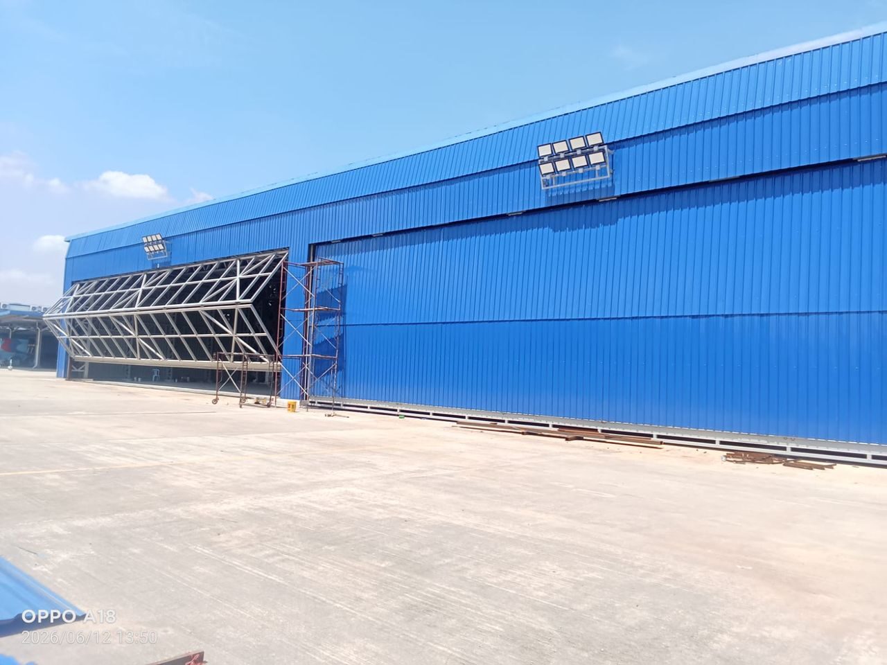 Pintu Hangar — Kerja Dalam Pembinaan