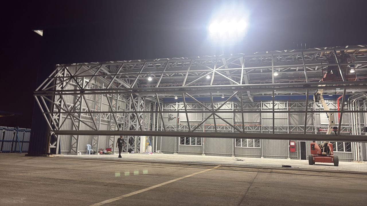 Kerja Malam — Struktur Hangar